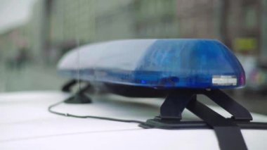 Polis arabasının çatısında teşhirci. Sinyal lambası. Yakın plan..