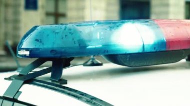 Polis arabasının çatısında teşhirci. Sinyal lambası. Yakın plan..