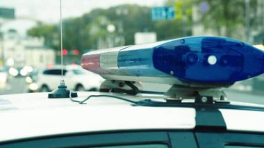Polis arabasının çatısında teşhirci. Sinyal lambası. Yakın plan..