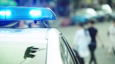 Polis arabasının çatısında teşhirci. Sinyal lambası. Yakın plan..