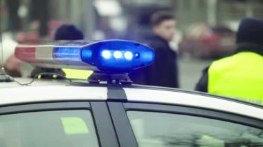 Polis arabasının çatısında teşhirci. Sinyal lambası. Yakın plan..