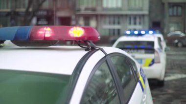 Polis arabasının çatısında teşhirci. Sinyal lambası. Yakın plan..