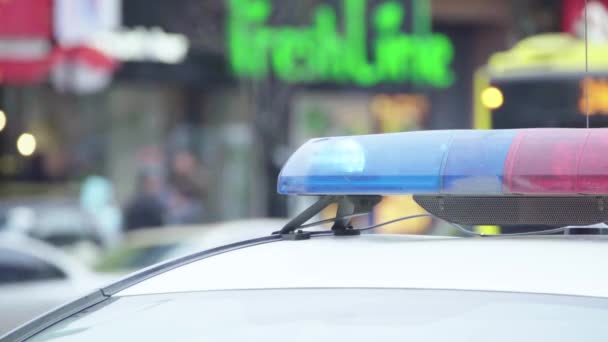 Flashing flasher on the roof of a police car. Blinker. Close-up. — Stock Video