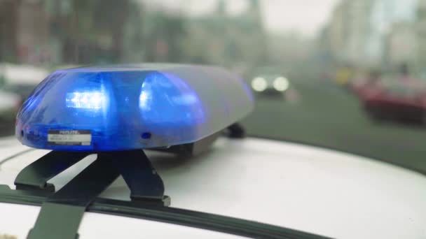 Clignotant sur le toit d'une voiture de police. Blinker. Gros plan. — Video