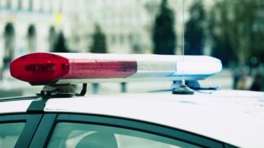 Polis arabasının çatısında teşhirci. Sinyal lambası. Yakın plan..
