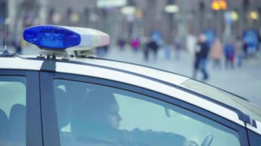 Polis arabasının çatısında teşhirci. Sinyal lambası. Yakın plan..