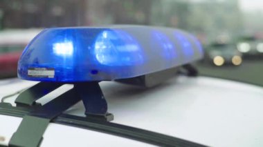 Polis arabasının çatısında teşhirci. Sinyal lambası. Yakın plan..