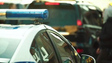 Polis arabasının çatısında teşhirci. Sinyal lambası. Yakın plan..