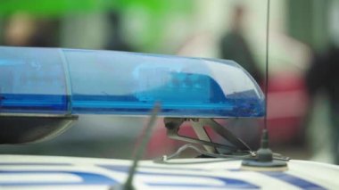 Polis arabasının çatısında teşhirci. Sinyal lambası. Yakın plan..