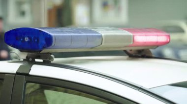 Polis arabasının çatısında teşhirci. Sinyal lambası. Yakın plan..