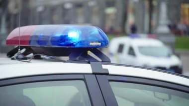 Polis arabasının çatısında teşhirci. Sinyal lambası. Yakın plan..