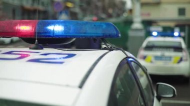 Polis arabasının çatısında teşhirci. Sinyal lambası. Yakın plan..