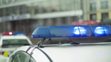 Polis arabasının çatısında teşhirci. Sinyal lambası. Yakın plan..