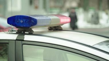 Polis arabasının çatısında teşhirci. Sinyal lambası. Yakın plan..