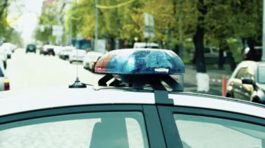 Polis arabasının çatısında teşhirci. Sinyal lambası. Yakın plan..