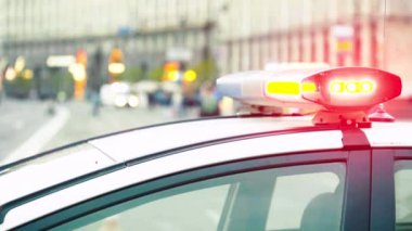Polis arabasının çatısında teşhirci. Sinyal lambası. Yakın plan..