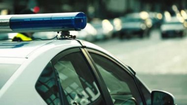 Polis arabasının çatısında teşhirci. Sinyal lambası. Yakın plan..