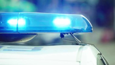 Polis arabasının çatısında teşhirci. Sinyal lambası. Yakın plan..