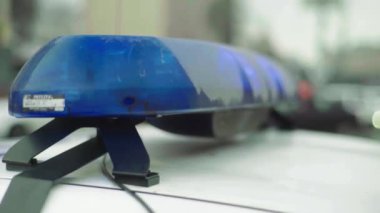 Polis arabasının çatısında teşhirci. Sinyal lambası. Yakın plan..