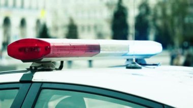 Polis arabasının çatısında teşhirci. Sinyal lambası. Yakın plan..