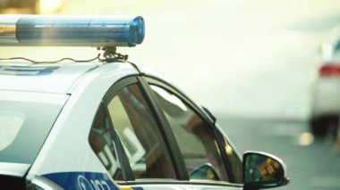 Polis arabasının çatısında teşhirci. Sinyal lambası. Yakın plan..