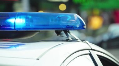 Polis arabasının çatısında teşhirci. Sinyal lambası. Yakın plan..