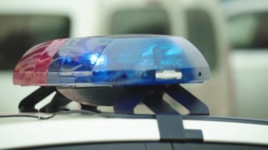 Polis arabasının çatısında teşhirci. Sinyal lambası. Yakın plan..