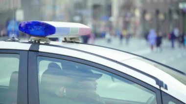 Polis arabasının çatısında teşhirci. Sinyal lambası. Yakın plan..
