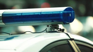 Polis arabasının çatısında teşhirci. Sinyal lambası. Yakın plan..