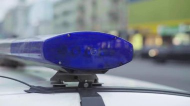 Polis arabasının çatısında teşhirci. Sinyal lambası. Yakın plan..