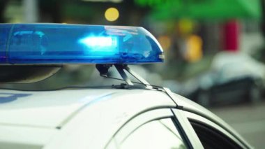 Polis arabasının çatısında teşhirci. Sinyal lambası. Yakın plan..