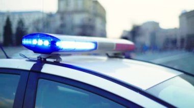 Polis arabasının çatısında teşhirci. Sinyal lambası. Yakın plan..