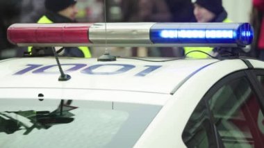 Polis arabasının çatısında teşhirci. Sinyal lambası. Yakın plan..