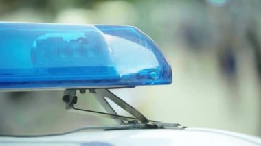 Polis arabasının çatısında teşhirci. Sinyal lambası. Yakın plan..