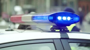 Polis arabasının çatısında teşhirci. Sinyal lambası. Yakın plan..