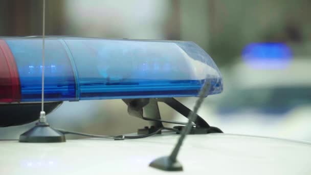 Clignotant sur le toit d'une voiture de police. Blinker. Gros plan.