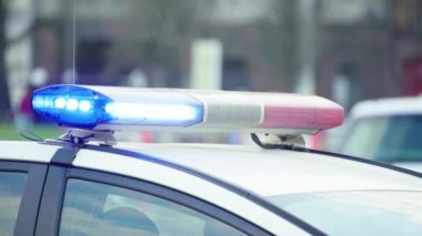 Polis arabasının çatısında teşhirci. Sinyal lambası. Yakın plan..