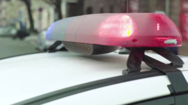 Polis arabasının çatısında teşhirci. Sinyal lambası. Yakın plan..