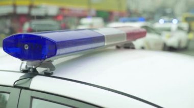 Polis arabasının çatısında teşhirci. Sinyal lambası. Yakın plan..