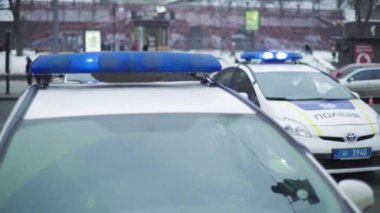 Polis arabasının çatısında teşhirci. Sinyal lambası. Yakın plan..