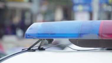 Polis arabasının çatısında teşhirci. Sinyal lambası. Yakın plan..