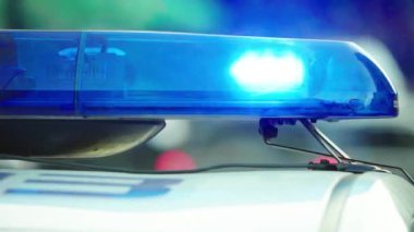 Polis arabasının çatısında teşhirci. Sinyal lambası. Yakın plan..