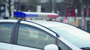 Polis arabasının çatısında teşhirci. Sinyal lambası. Yakın plan..