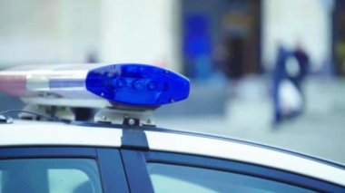 Polis arabasının çatısında teşhirci. Sinyal lambası. Yakın plan..