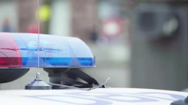 Polis arabasının çatısında teşhirci. Sinyal lambası. Yakın plan..