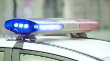 Polis arabasının çatısında teşhirci. Sinyal lambası. Yakın plan..