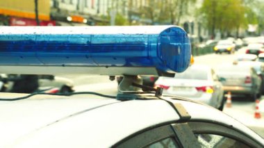 Polis arabasının çatısında teşhirci. Sinyal lambası. Yakın plan..