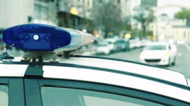 Polis arabasının çatısında teşhirci. Sinyal lambası. Yakın plan..
