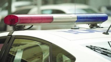 Polis arabasının çatısında teşhirci. Sinyal lambası. Yakın plan..