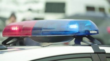 Polis arabasının çatısında teşhirci. Sinyal lambası. Yakın plan..